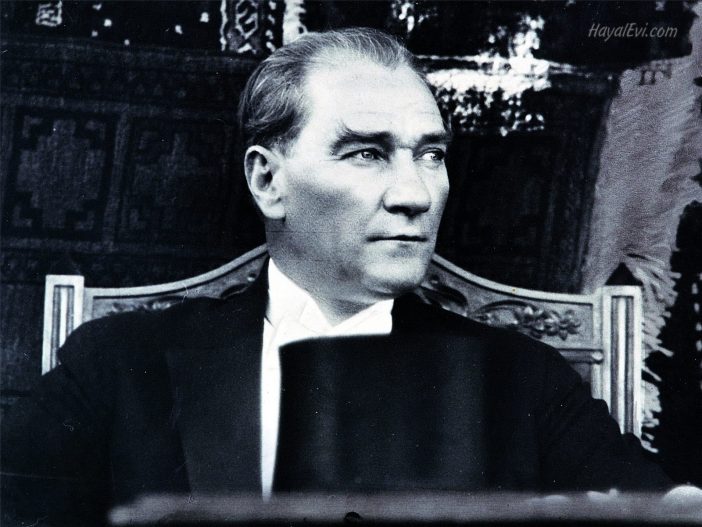 Atatürk Ve Vatan - İzmir'in Dağlarında Çiçekler Açar Şarkı Sözleri